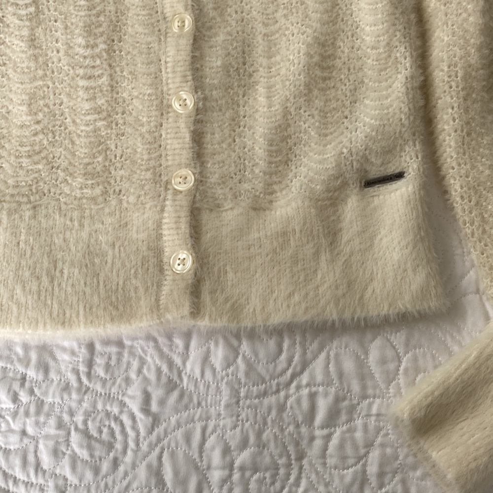ABERCROMBIE & FITCH short “soft A&F cardigan sweater” in ivory - Picture 8 of 8